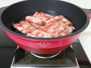 牛肉卷凉水入锅。