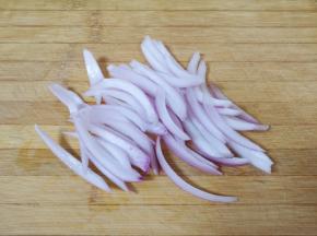 洋葱切成丝。