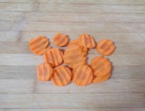 胡萝卜用波浪刀切成片。