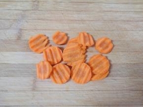 胡萝卜用波浪刀切成片。