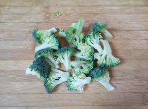 西蓝花切成小朵。