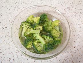 用淡盐水浸泡10分钟左右，清洗干净。