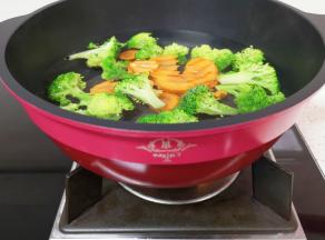 锅里放水，加一点盐和食用油烧开，下入西蓝花和胡萝卜焯熟。