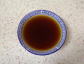 用生抽、老抽、糖、盐和水调好酱汁备用。