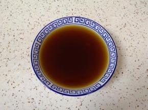 用生抽、老抽、糖、盐和水调好酱汁备用。