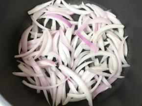 不粘锅里倒入少许食用油烧热，下入洋葱丝。