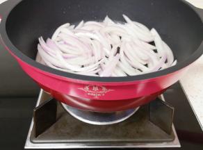 翻炒至洋葱丝微微变软。