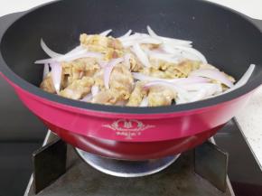 下入焯好的牛肉卷翻炒均匀。