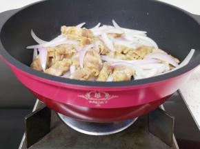 下入焯好的牛肉卷翻炒均匀。