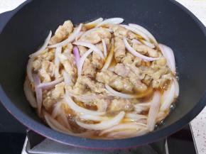 倒入调好的酱汁大火烧开。