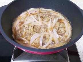 转中火煮至牛肉卷入味。