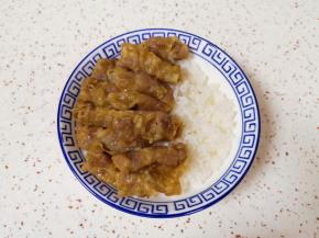 取一个碗盛入米饭，在一边摆上牛肉卷。