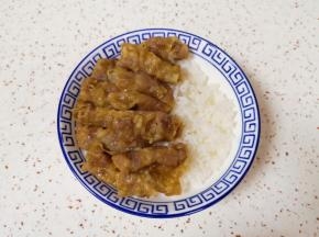 取一个碗盛入米饭，在一边摆上牛肉卷。