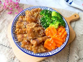 在另一边摆上焯过水的西蓝花和胡萝卜，撒上熟白芝麻。