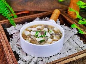 味道鲜美的平菇豆腐汤。