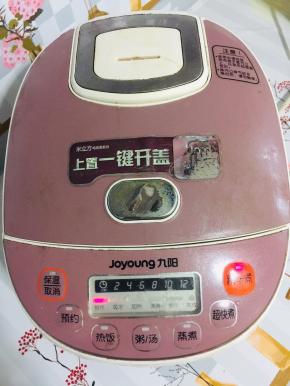 放进电饭锅里，调到平常煮米饭的那个档就可以啦！