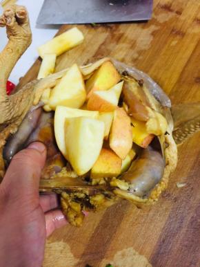 把苹果塞到腌制好的鸡肚子里！