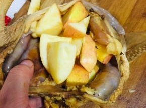 把苹果塞到腌制好的鸡肚子里！