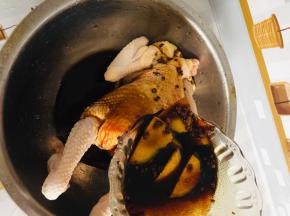 把调好的料汁儿撒在整只鸡上！