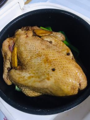 再把整只鸡放上！剩余的料汁儿也倒进去！