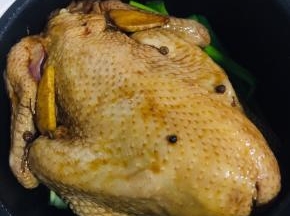 再把整只鸡放上！剩余的料汁儿也倒进去！