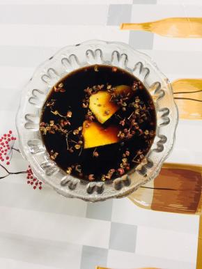 碗中放入一把花椒，几片生姜，盐1勺，糖20克，料酒15克，生抽30克，老抽20克搅拌均匀至糖融化，调成料汁儿！