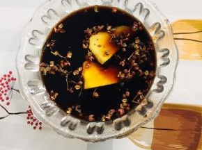 碗中放入一把花椒，几片生姜，盐1勺，糖20克，料酒15克，生抽30克，老抽20克搅拌均匀至糖融化，调成料汁儿！