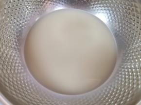 温水中加入发酵粉混合均匀。