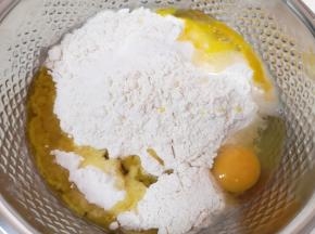 加入中筋面粉、鸡蛋、菜籽油和盐。