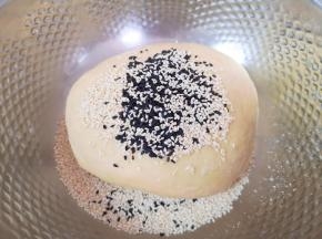 加入熟的黑芝麻和白芝麻。