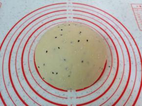 将面团和芝麻揉匀。