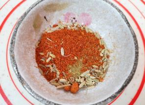 将辣椒粉、孜然粉和小茴香混合均匀。