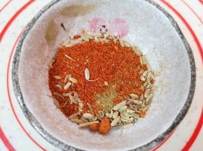 将辣椒粉、孜然粉和小茴香混合均匀。