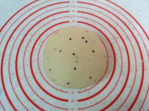 揉好的面团分成两份，一份是原味的。