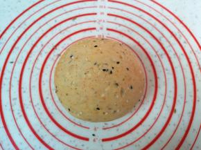 另外一份加入混合好的辣椒粉、孜然粉和小茴香揉匀，成香辣面团。将两份面团分别盖上保鲜膜静置半个小时。