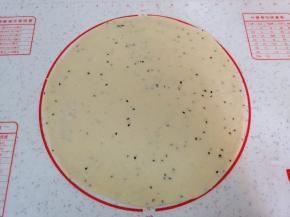 静置后的面团擀成厚度为6毫米左右的圆饼。