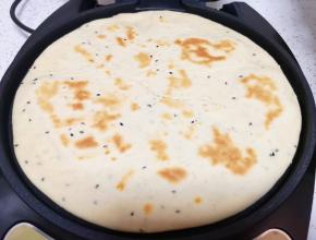 电饼铛提前预热，将做好的大饼放入电饼铛，烙熟备用。