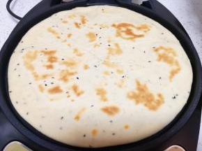 电饼铛提前预热，将做好的大饼放入电饼铛，烙熟备用。