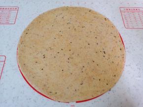 香辣的面团同样擀成厚度为6毫米左右的圆饼。