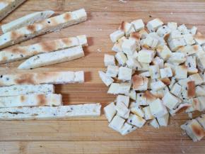 烙好的饼切成1厘米左右的细条，再切成1厘米左右大小的小丁。烤箱上下管100度预热。