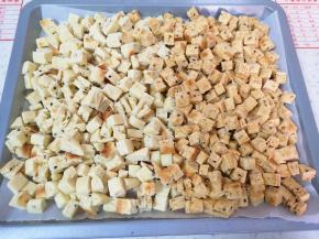 烤盘里铺上油纸，放入切好的馍丁。