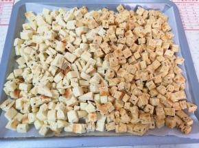 烤盘里铺上油纸，放入切好的馍丁。