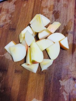 苹果清洗干净切成块备用！