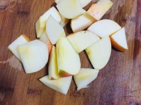 苹果清洗干净切成块备用！