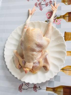 鸡去内脏，清洗干净，剪去指甲，去掉头部备用。