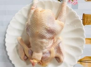 鸡去内脏，清洗干净，剪去指甲，去掉头部备用。