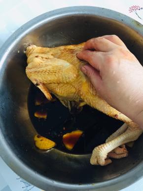 给它揉搓按摩直至均匀！