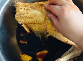 给它揉搓按摩直至均匀！