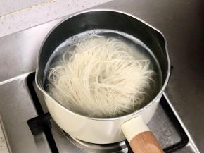 把细挂面下沸水里煮，煮至七八分熟即可，不用煮得太烂哦，因为还要烤。