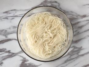 把面条过凉水后沥干，这样可以防止面条太粘而不方便缠绕。